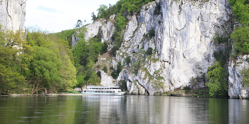 Foto vom Donaudurchbruch mit einem Personenschiff auf der Donau