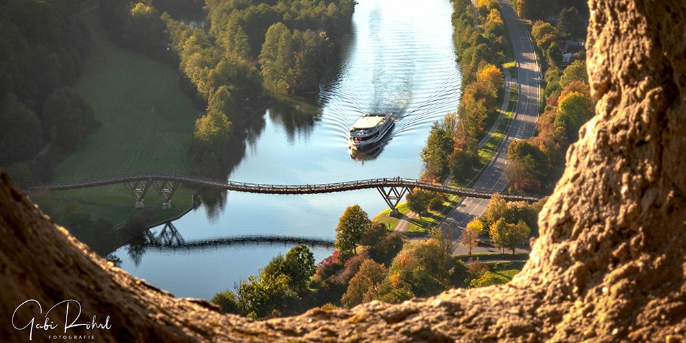 Blick auf ein Personenschiff auf der Altmühl vor der Essinger Holzbrücke
