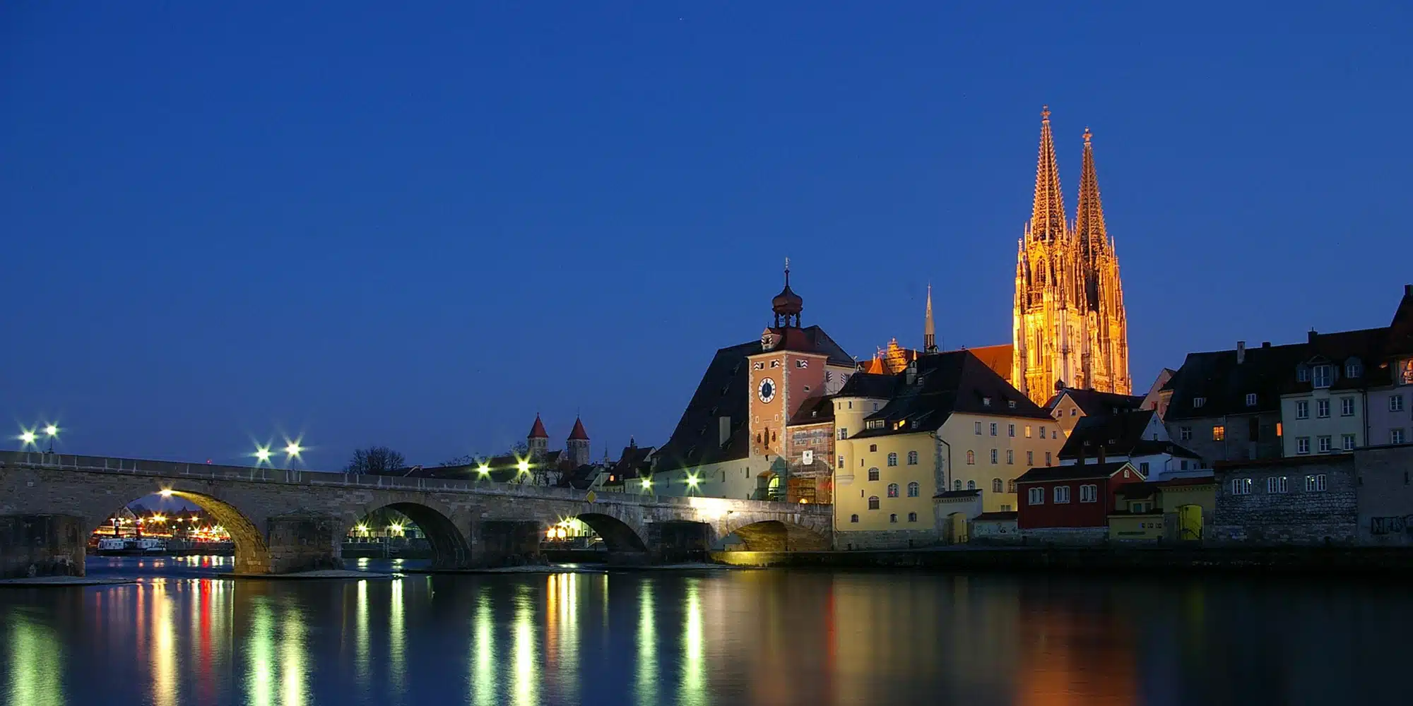 Foto von Regensburg bei Nacht mit der steinernen Brücke und dem Dom