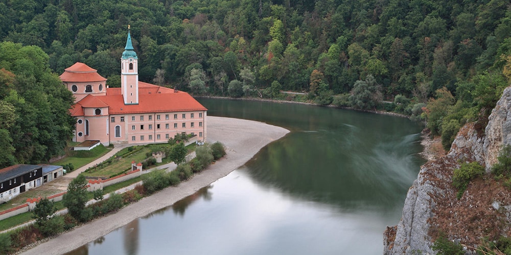 Luftbildaufnahme des Klosters Weltenburg mit Donau